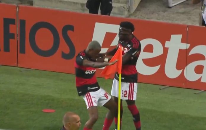 Wallace Yan marca e comemora o gol do título do Flamengo na vitória sobre o Benfica, no Algarve, em Portugal