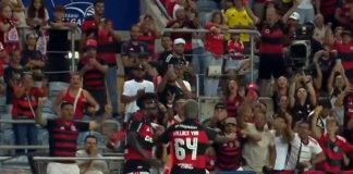 Wallace Yan marca e comemora o gol do título do Flamengo na vitória sobre o Benfica, no Algarve, em Portugal