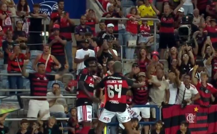 Wallace Yan marca e comemora o gol do título do Flamengo na vitória sobre o Benfica, no Algarve, em Portugal