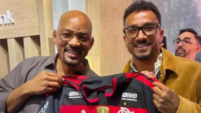 Danilo entrega Manto Sagrado do Flamengo ao ator americano Will Smith