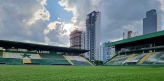 Arena Condá da Chapeconse com grama sintética