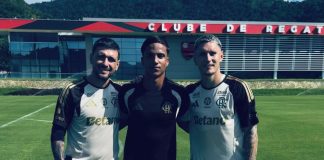 Cristian Araújo da base do Flamengo, com Arrascaeta e Varela. Foto: Reprodução
