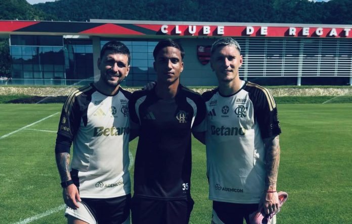 Cristian Araújo da base do Flamengo, com Arrascaeta e Varela. Foto: Reprodução