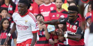 Falta de Emerson Royal jogador do Flamengo, em Jaden Umeh dp Benfica, no jogo de sábado (11).