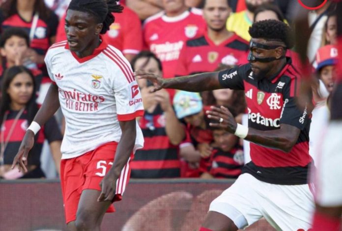 Falta de Emerson Royal jogador do Flamengo, em Jaden Umeh dp Benfica, no jogo de sábado (11).