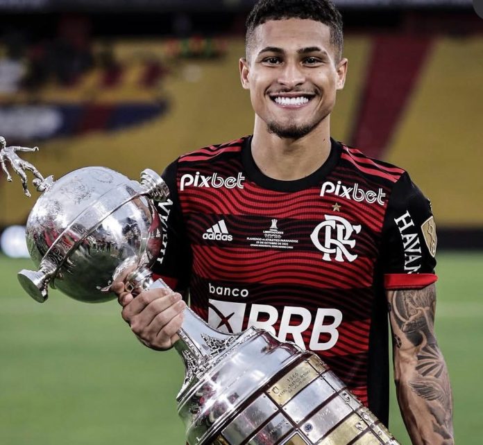 João Gomes com a Taça Libertadores 2022, em que Flamengo foi campeão