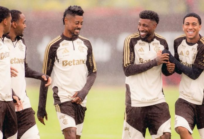 Jogadores do Flamengo em treino no Ninho do Urubu em clima descontraído brincando com Lorran. Foto: Reprodução / Instagram: Bruno Henrique