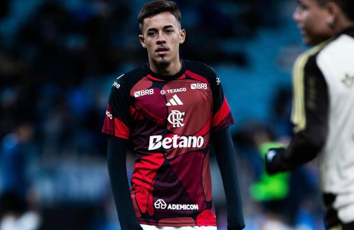 Johnny zagueiro e lateral-esquerdo, revelado pela base do Flamengo