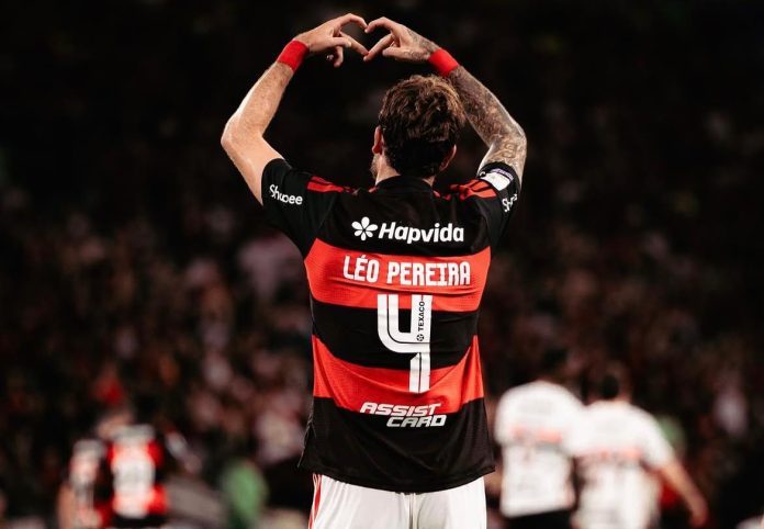 Léo Pereira zagueiro do Flamengo, comemorando seu gol no último domingo (26) contra o São Paulo no Maracanã