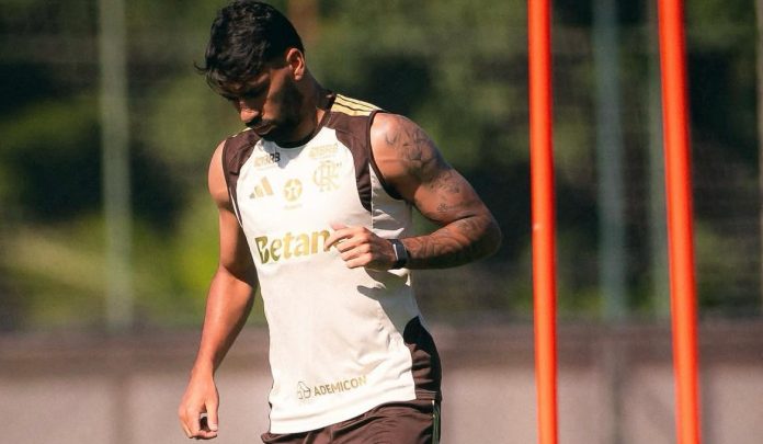 Paquetá treinando no Ninho do Urubu prestes a voltar a jogar pelo Flamengo