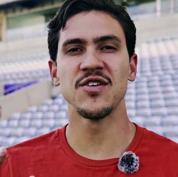 Pedro, atacante do Flamengo, divulgando a ação do novo Manto, que será criado pela Nação