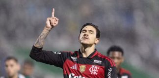 Pedro comemora gol contra a Chapecoense, pelo Brasileirão