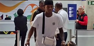 Plata em aeroporto do RJ, voltando de férias após sua saída da Copa do Mundo. Foto: Reprodução