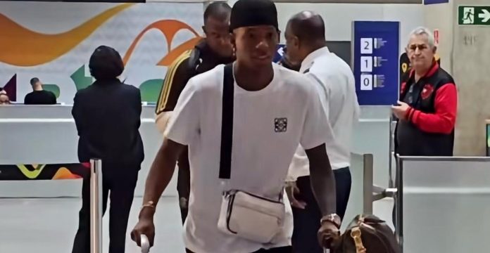Plata em aeroporto do RJ, voltando de férias após sua saída da Copa do Mundo. Foto: Reprodução