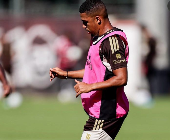 Samuel Lino em treino pelo Flamengo no Ninho do Urubu