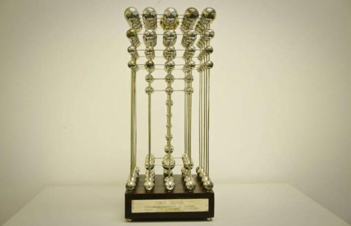 Taça das bolinhas, troféu criado pela CBF e pela Caixa para homenagear o primeiro clube a conquistar três títulos consecutivos ou cinco alternados do Campeonato Brasileiro.