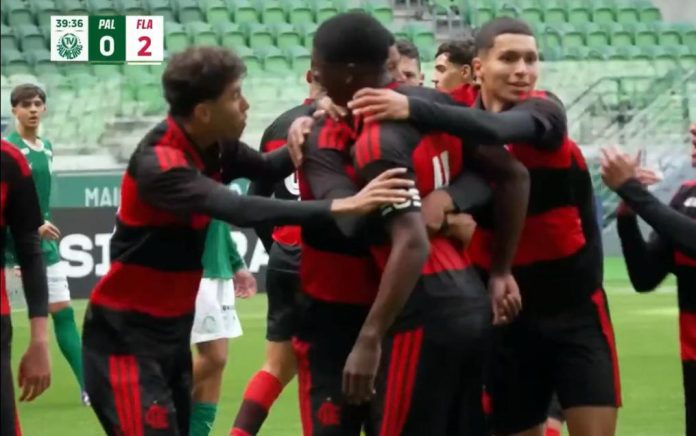 Jogadores do Sub 17 do Flamengo comemoram o gol de Daniel Silva, contra o Palmeiras