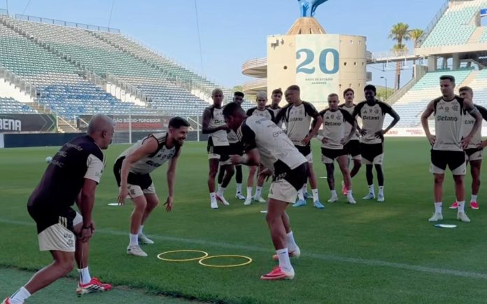 Time do Flamengo treinando em Portugal