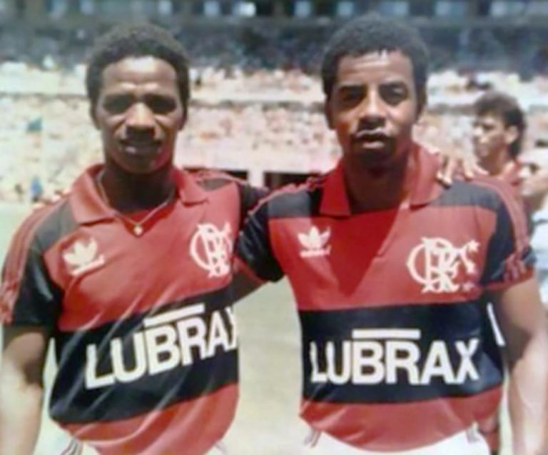 Adílio e Andrade em campo pelo Flamengo no Maracanã no anos 80; Mozer ao fundo