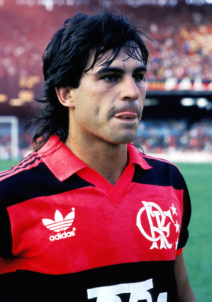 O grande zagueiro André Cruz em campo pelo Flamengo no Maracanã em 1990