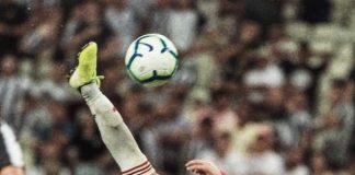 O uruguaio De Arrascaeta marca um golaço de bicicleta na vitória do Flamengo por 3x0 sobre o Ceará, no Castelão, em 2019