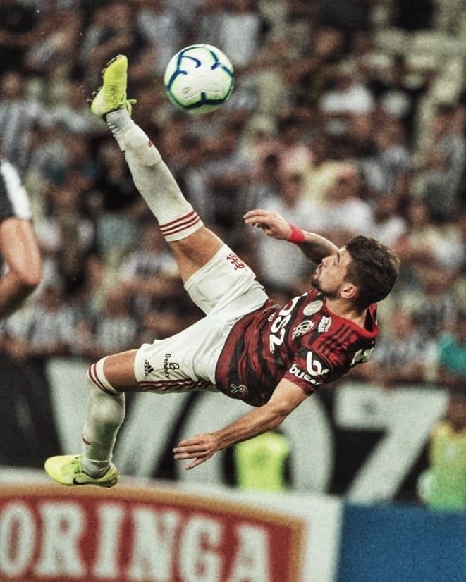 O uruguaio De Arrascaeta marca um golaço de bicicleta na vitória do Flamengo por 3×0 sobre o Ceará, no Castelão, em 2019