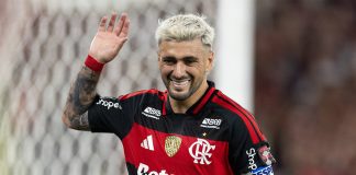Arrascaeta comemora o primeiro gol do Flamengo na vitória sobre o Cruzeiro no Maracanã