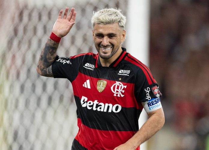 Arrascaeta comemora o primeiro gol do Flamengo na vitória sobre o Cruzeiro no Maracanã