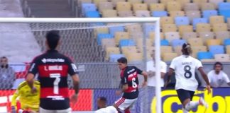 Bola na mão do atacante Arthur Cabral e gol do Botafogo anulado