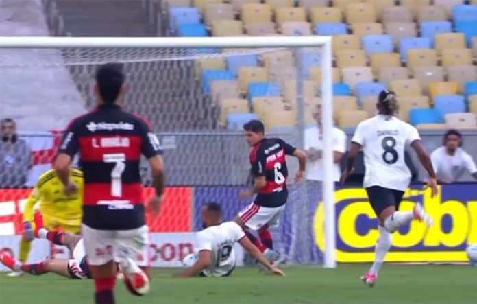 Bola na mão do atacante Arthur Cabral e gol do Botafogo anulado