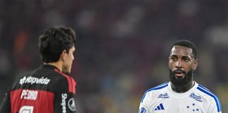 Gérson e Pedro durante a vitória do Flamengo sobre o Cruzeiro no Maracanã