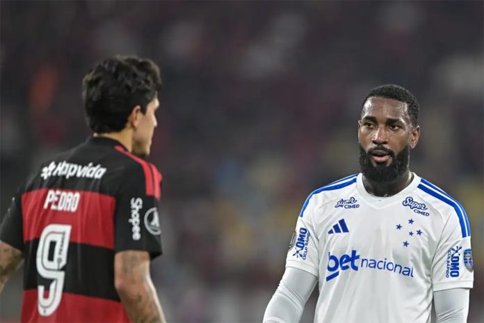 Gérson e Pedro durante a vitória do Flamengo sobre o Cruzeiro no Maracanã