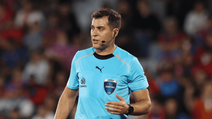 Árbitro uruguaio Gustavo Tejera