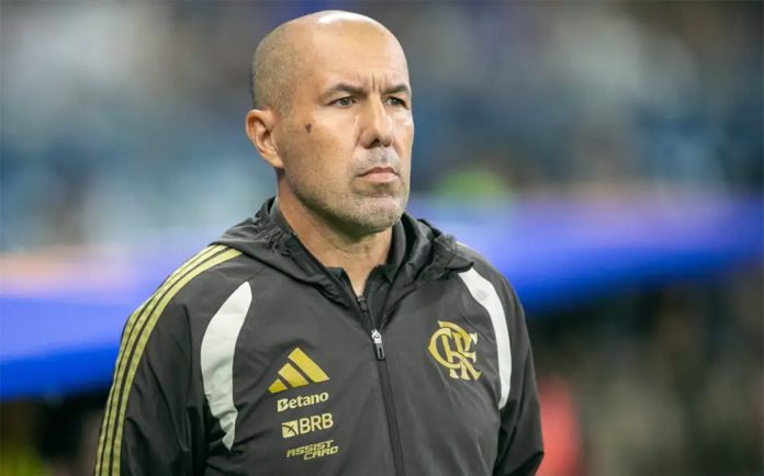 Leonardo Jardim comandando o Flamengo no Mineirão - Foto: Fernando Moreno / AGIF/Folhapress