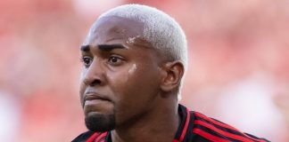 Lorran comemora gol pelo Flamengo