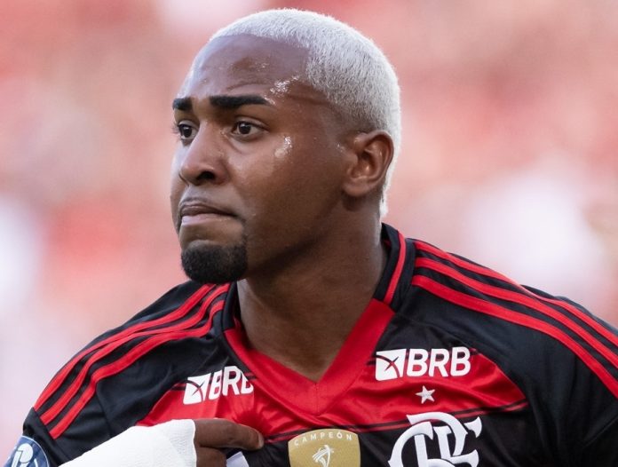 Lorran comemora gol pelo Flamengo