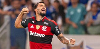 Lucas Paquetá comemora o gol de empate do Flamengo contra o Cruzeiro no Mineirão - Foto: Adriano Fontes / Flamengo