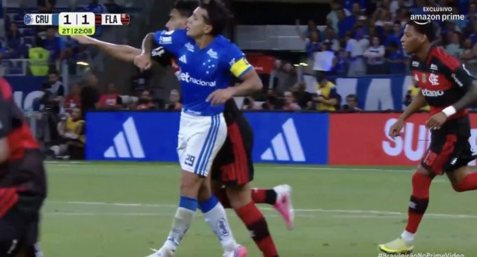 Lucas Romero acerta cotovelada em Lucas Paquetá