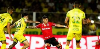 Luiz Araújo chuta para marcar mais um gol pelo Flamengo na goleada sobre o Mirassol