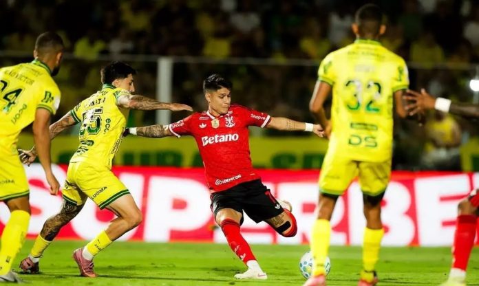 Luiz Araújo chuta para marcar mais um gol pelo Flamengo na goleada sobre o Mirassol