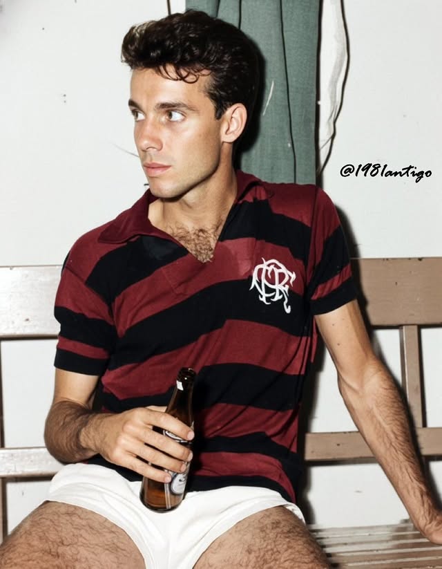 O jovem Zagallo, relaxando no vestiário, tomando uma cerveja, depois de mais um jogo do Flamengo nos anos 50.