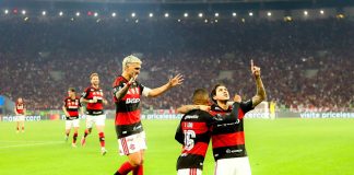 Samuel Lino, Pedro e Arrascaeta comemorando o gol da vitória do Flamengo sobre o Cruzeiro no Maracanã - Foto: Adriano Fontes / Flamengo
