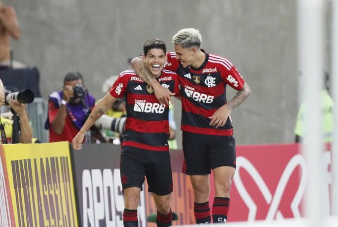Ayrton Lucas e Pedro, jogadores do Flamengo