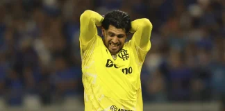 Rossi lamenta falha sofrida no segundo gol do Cruzeiro em derrota do Flamengo no Mineirão