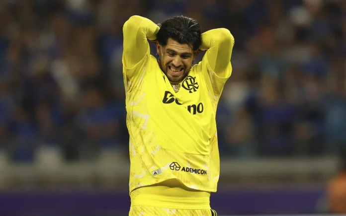 Rossi lamenta falha sofrida no segundo gol do Cruzeiro em derrota do Flamengo no Mineirão