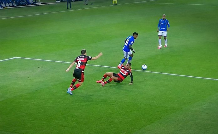 Samuel Lino e Arroyo na jogada do gol do Cruzeiro no Mineirão
