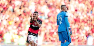 Samuel Lino comemora um dos seus 2 gols na vitória do Flamengo sobre o Botafogo no Maracanã