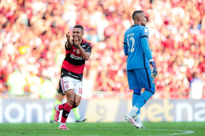 Samuel Lino comemora um dos seus 2 gols na vitória do Flamengo sobre o Botafogo no Maracanã