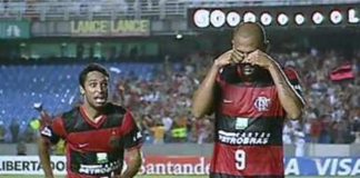 Souza ex-Flamengo, Fazendo o famoso sinal do chororô. Foto: Reprodução/Globo