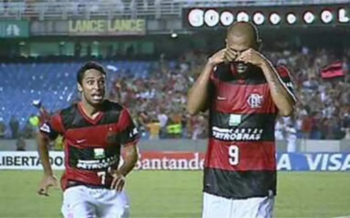 Souza ex-Flamengo, Fazendo o famoso sinal do chororô. Foto: Reprodução/Globo